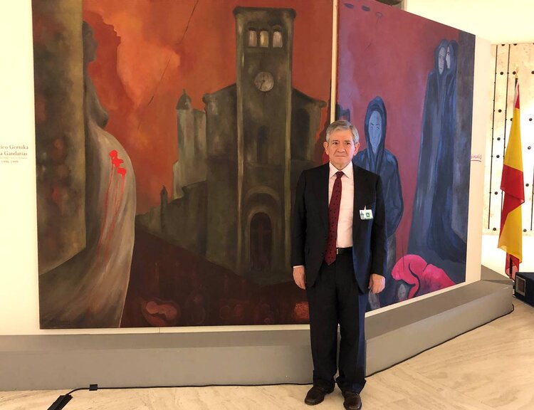 Enrique Baron Crespo at the inauguration of the  exhibition of his late wife Sofia Gandarias' work on Gernika “Gernika : Culture and art at the service of peace”. © UPEACE.