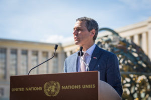 Ignacio Cassis, Conseiller fédéral, lors de l’inauguration au palais des Nations de la fresque (page 5) de l’artiste francosuisse Saype, le 26 juin 2020. Elle a été offerte par la Suisse pour célébrer le 75e anniversaire de la signature de la Charte des Nations Unies. © VALENTIN FLAURAUD POUR SAYPE