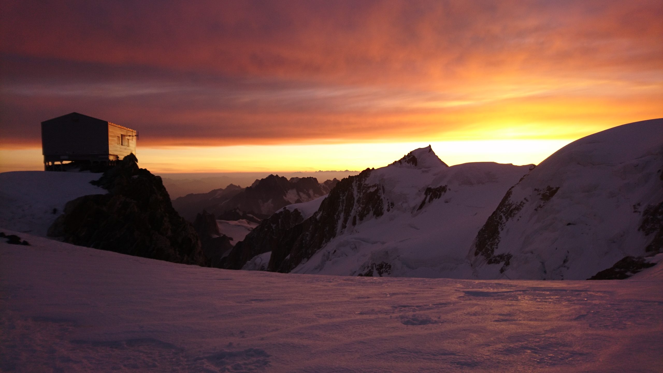 The Mont Blanc shadow at dawn © Andrea Cararo