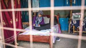 Amina at home in Kakuma Refugee Camp, Kenya: an example of how sometimes trying to break down a stereotype falls short - © UNHCR/ANTOINE TARDY