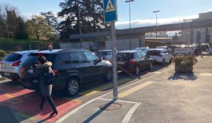 Cars queuing at Pregny gate with no dedicated access for bikes